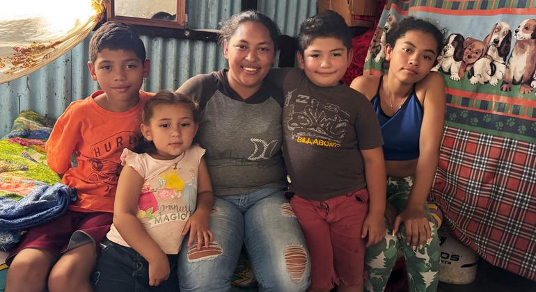 Lillian y sus cuatro hijos en su casa de Cartago, Costa Rica, que huyeron de Nicaragua hace seis años.
